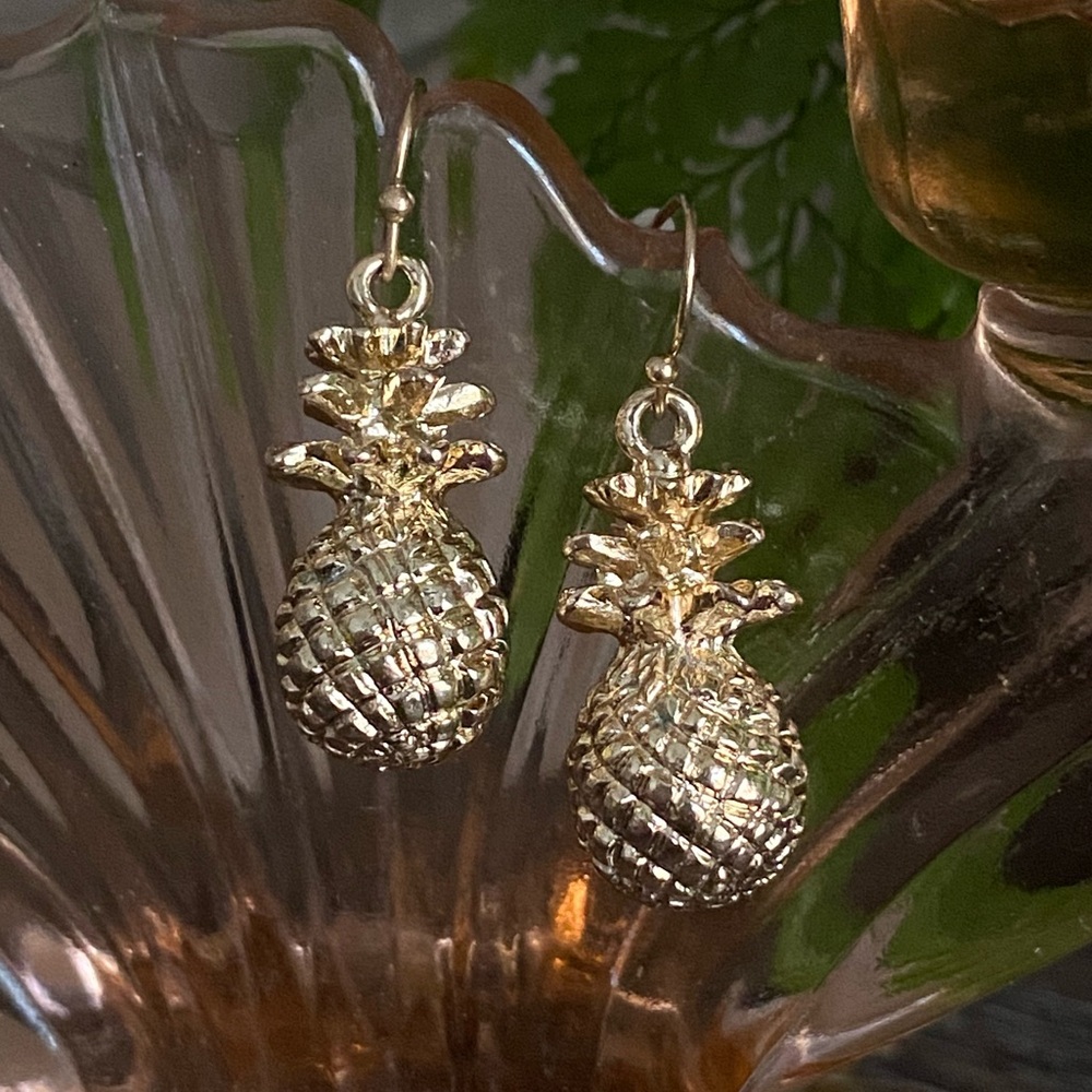NWOT Gold Tone Pineapple Dangle Hook‎ Earrings for Pierced Ears - Never Worn